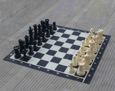Комплект шахматных фигур с виниловым полем 90х90 см